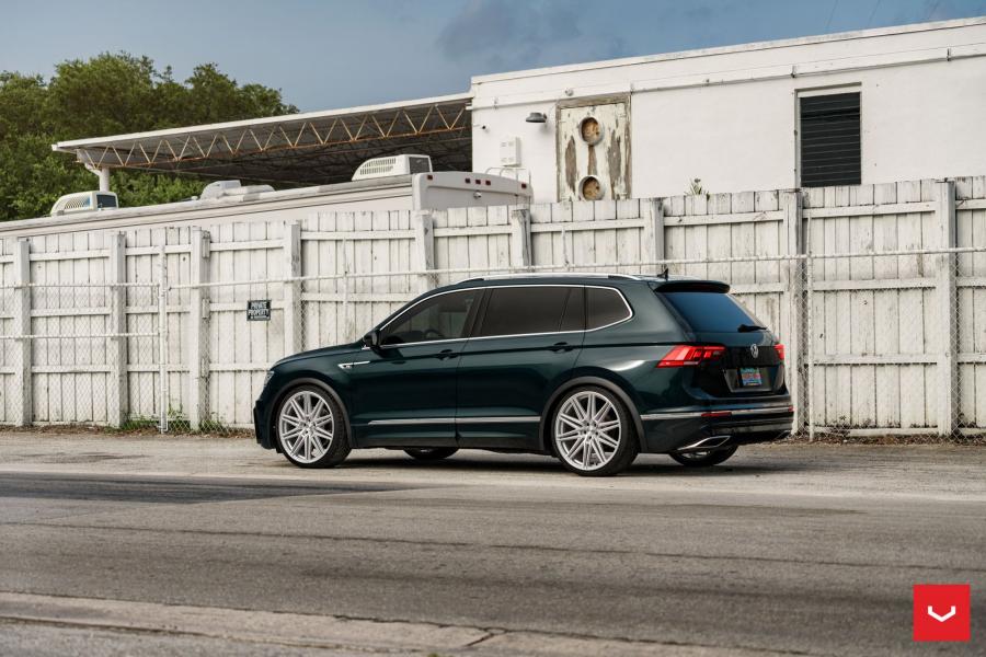  Volkswagen Tiguan R-Line on Vossen Wheels (CV10) 2019 года  (фото 4 из 36)